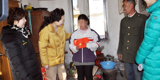 心系貧困家庭，走訪慰問暖人心